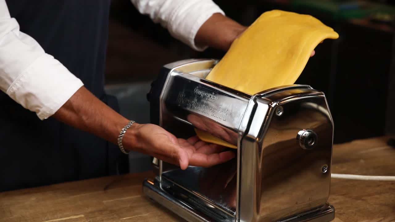 Preparazione di pasta fatta in casa con la macchina per la pasta