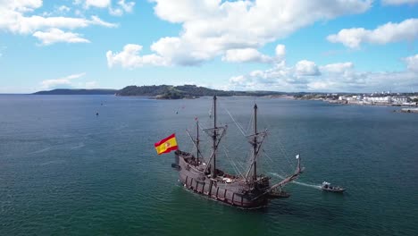 Galeón-Español-El-Galeón-Andalucía-Navega-Hacia-El-Puerto-De-La-Ciudad-De-Plymouth-Sound