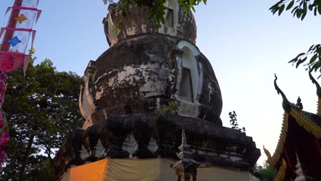 empuje en la revelación del hermoso templo wat welu wanaram en chiang mai, tailandia