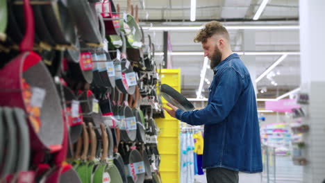 hombre comprando utensilios de cocina en un supermercado