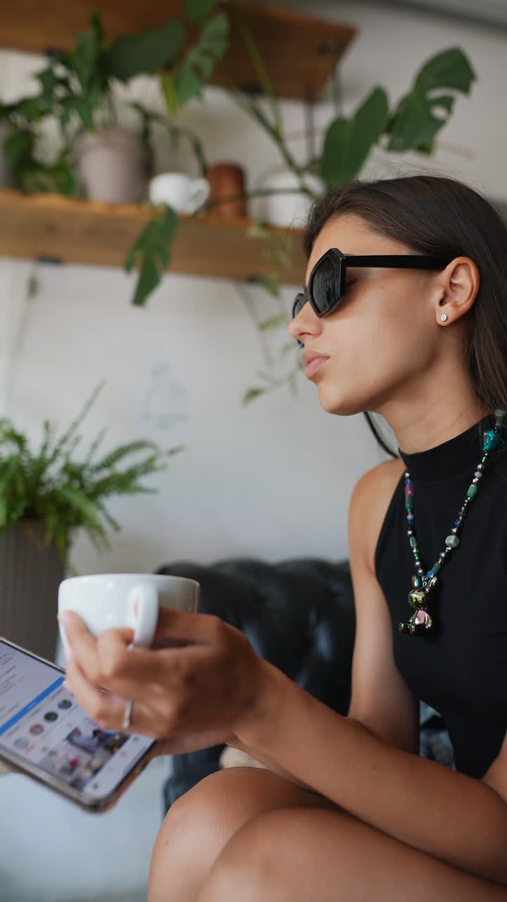 Donna che si gode il caffè in un caffè