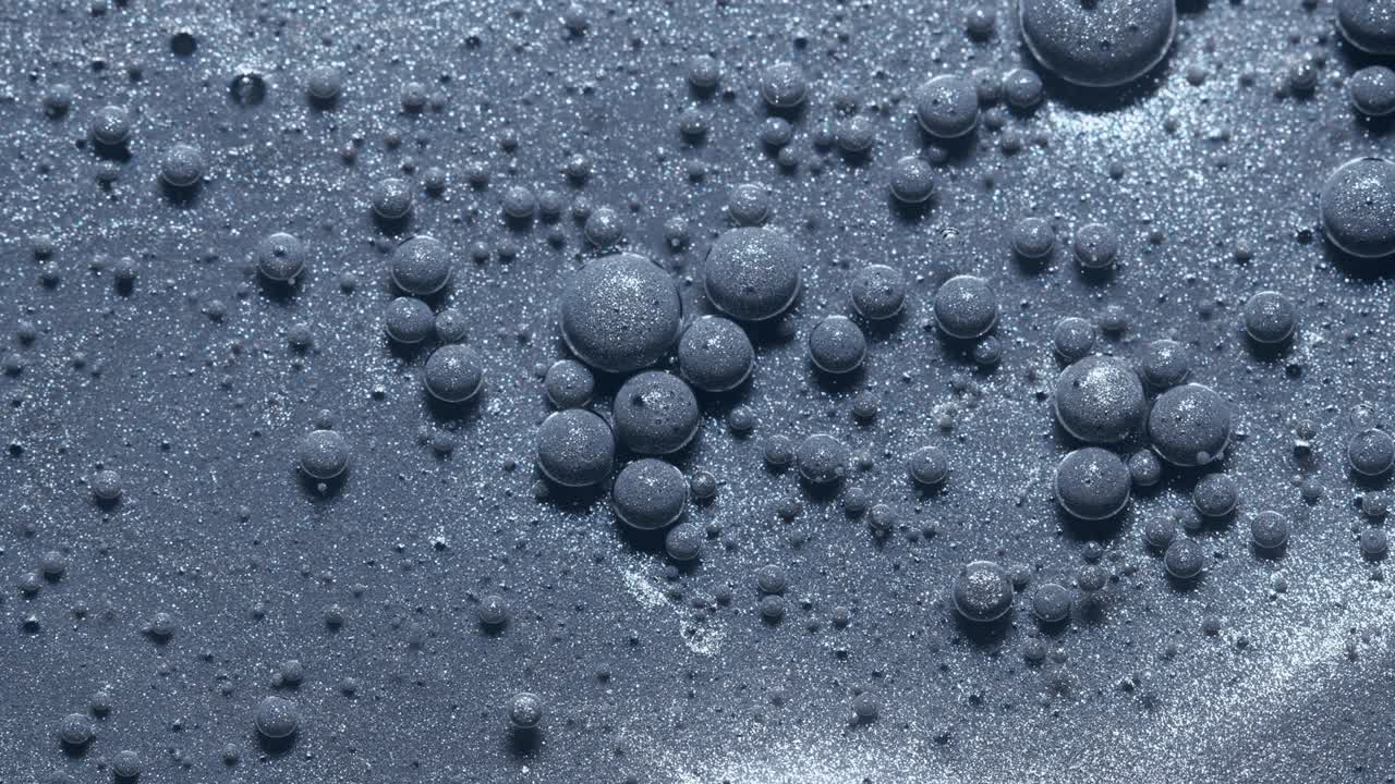 밝은 거품이 반이고 있습니다.