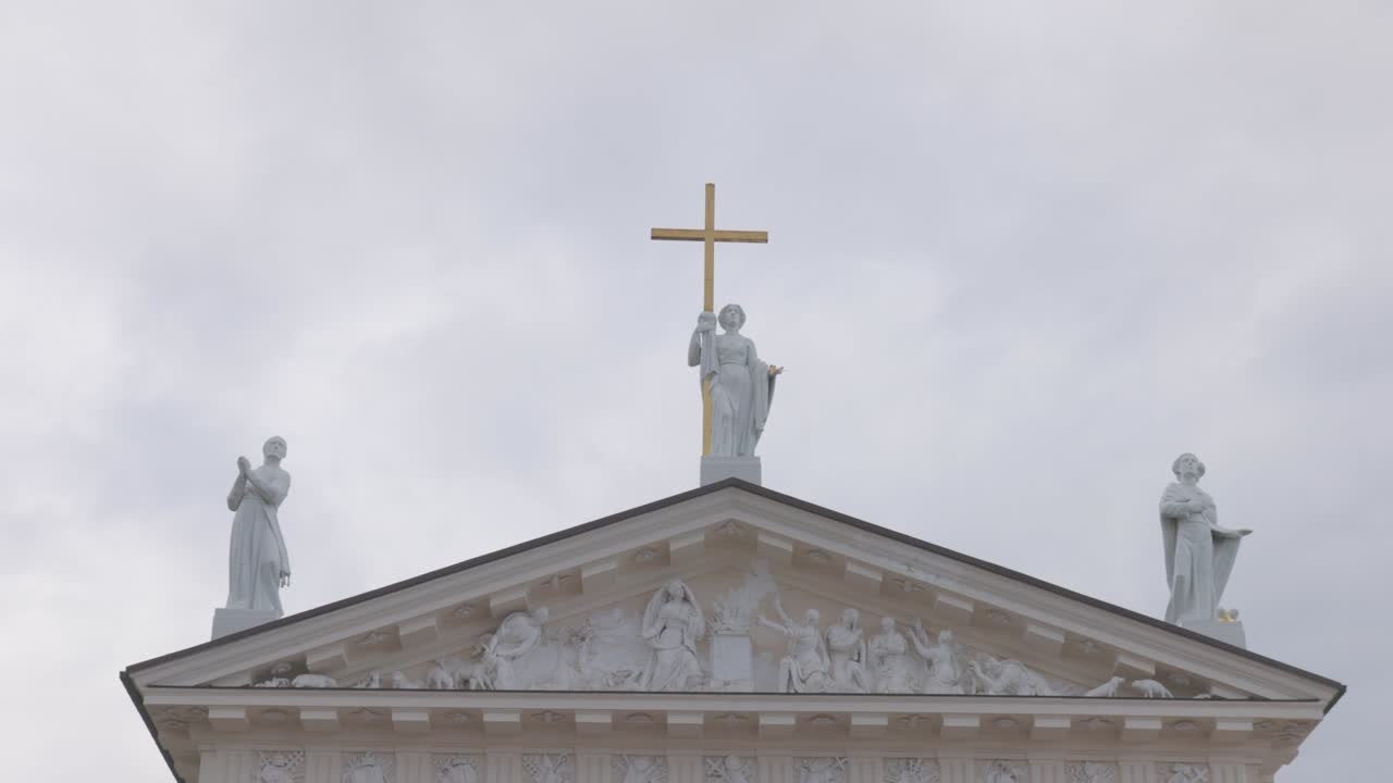 리투아니아 빌뉴스의 대성당 바실리카 (vilnius cathedral basilica) 의 일부, 바실리카의 아름다운 조각, 4k 비디오