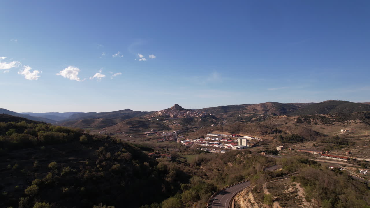 vista aérea del pueblo de morella y sus alrededores en españa, ciudad medieval en la provincia de castellón en la región de valencia