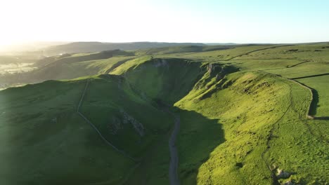 Aerial-jib-shot-view-over-the-Winatts-Pass-gorge-at-Sunrise-in-the-Peak-District,-UK
