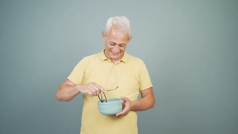 Un-Hombre-Sin-Problemas-De-Visión-Tira-Gafas-A-La-Basura.