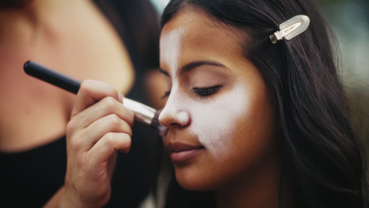 artista de pintura facial en el trabajo