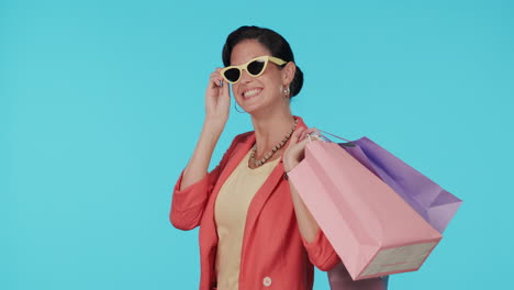gafas de sol, guiño o cara de mujer feliz