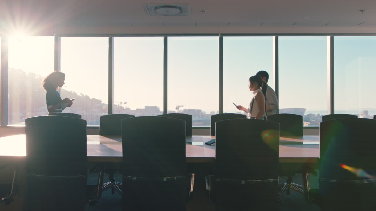 uomini d'affari che si stringono la mano consulente che saluta clienti internazionali con una stretta di mano pianificazione affare di partnership riunione esecutiva femminile azionisti nell'ufficio aziendale al tramonto