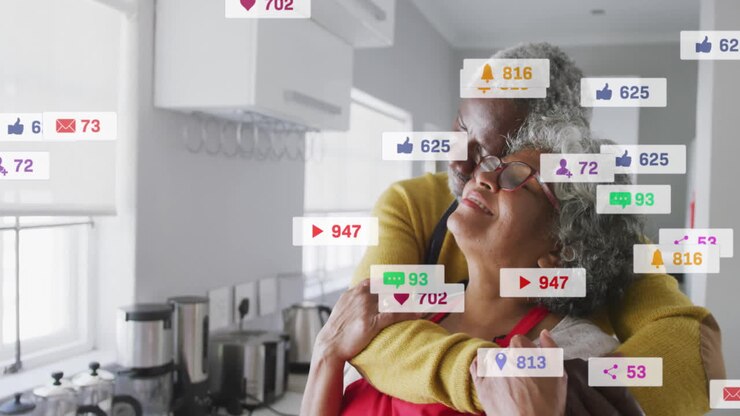 Animation af ikoner for social medie-interaktion over ældre par der omfavner hinanden i køkken