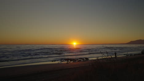 Sonnenuntergang-Am-Strand-Mit-Klarem-Himmel