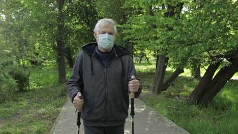 Anciano-Activo-Con-Máscara-Entrenando-Caminata-Nórdica-En-El-Parque-Durante-La-Cuarentena