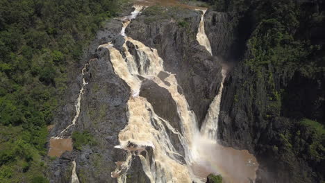 captura de arriba hacia abajo de barron falls, cairns, australia