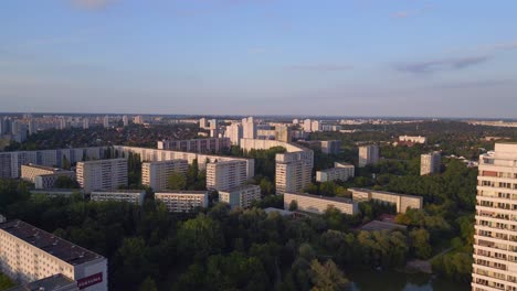 Increíble-Edificio-Del-Sistema-De-Paneles-De-Vuelo-Con-Vista-Aérea-Superior,-Complejo-De-Viviendas-Prefabricadas,-Berlín-Marzahn-Alemania-Oriental-Hora-Dorada-2023