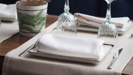 puesta de mesa en un restaurante