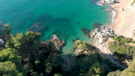 Costa-Brava-Strand,-Luftdrohne,-Paradies,-Türkisgrün---Lloret-De-Mar-Mittelmeer---Spanien