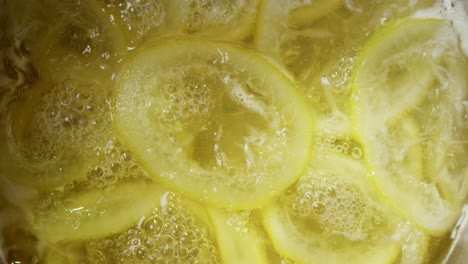 los limones están hirviendo en agua