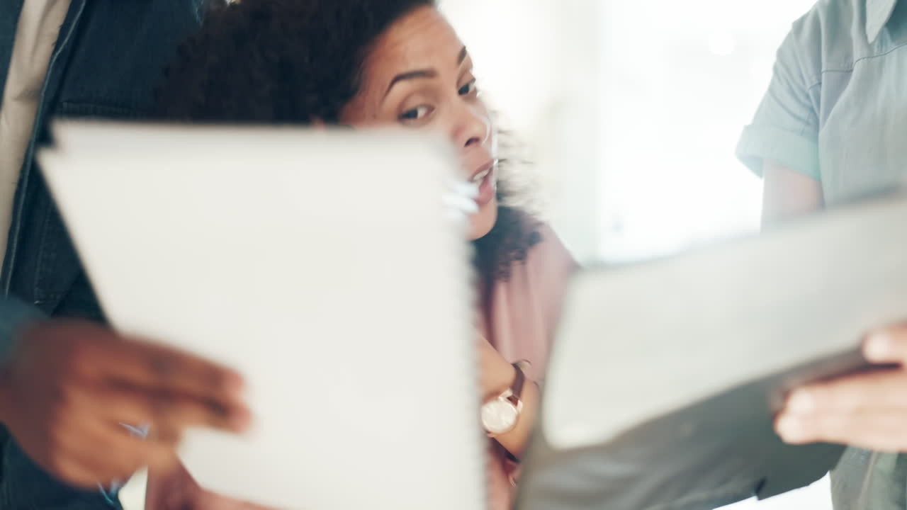 estrés, caos en el trabajo y gerente mujer negra