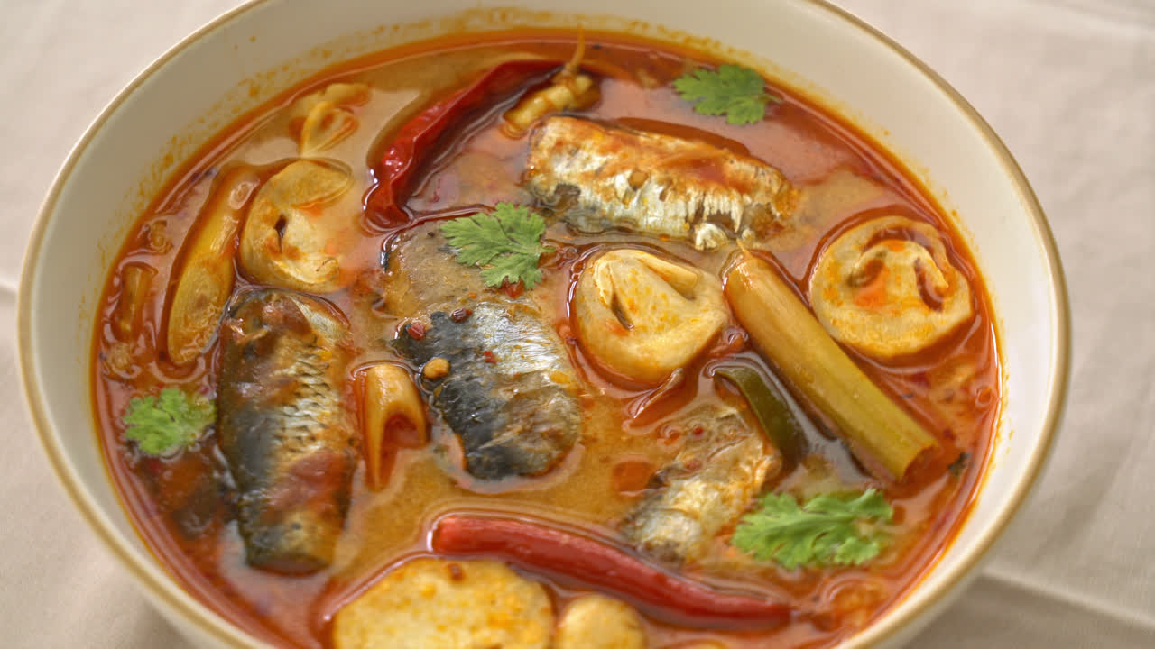 tom yum caballa enlatada en sopa picante - estilo de comida asiática