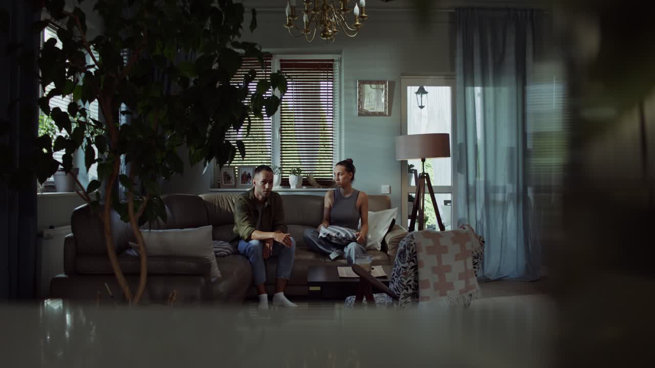 부부가 집에서 논쟁을 벌이고 있다