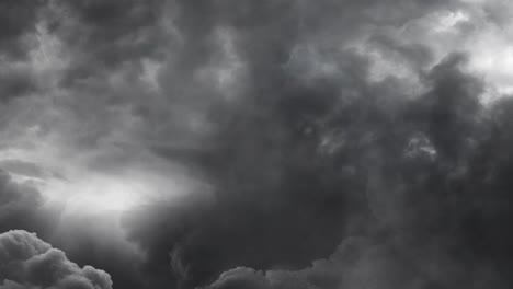 4k nubes oscuras y tormentas eléctricas se alejan en el cielo