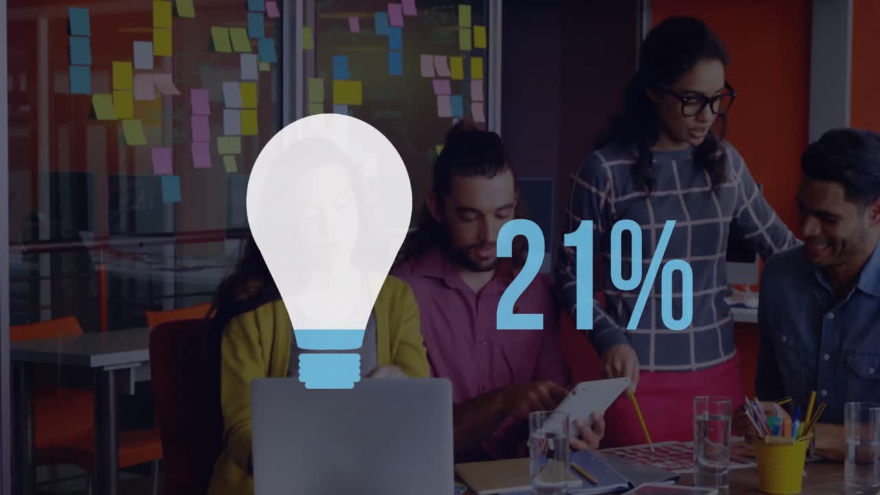 jóvenes trabajadores de oficina con forma de bombilla y números que se llenan de color 4k