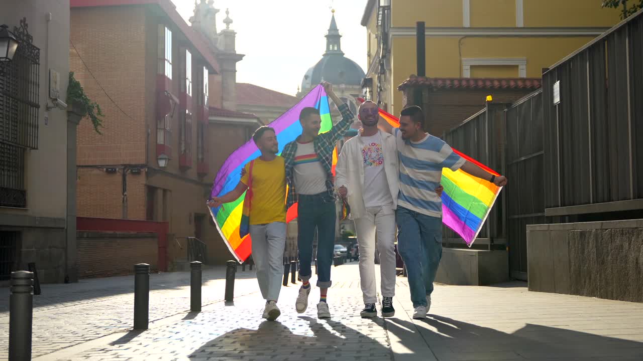 Gruppo di uomini che festeggiano il pride LGBTQ con bandiere arcobaleno
