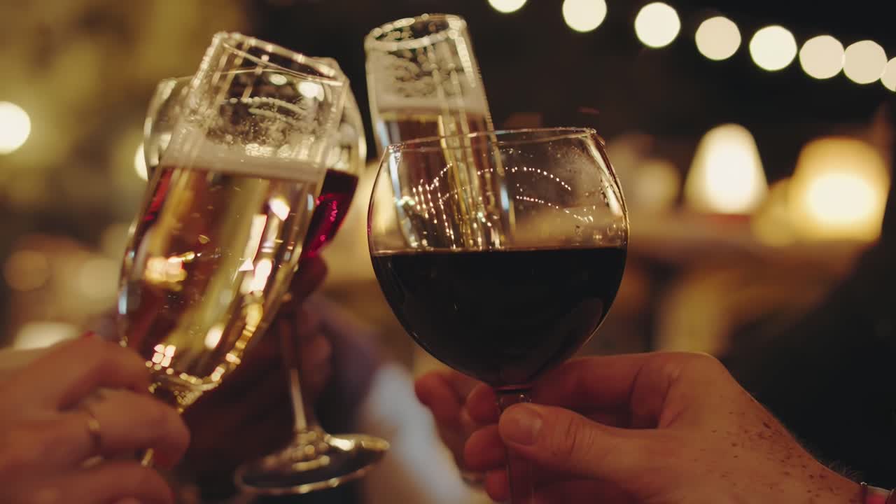 Nærbilledevideo af venner, der skåler med vinglas, der fanger en festlig atmosfære