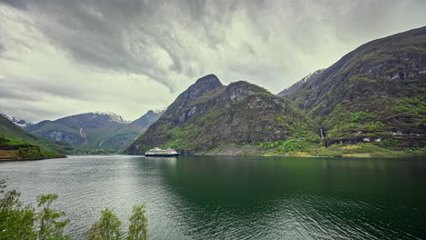 un impresionante video de lapso de tiempo de majestuosas nubes flotando sobre las montañas en el fiordo de aurland, noruega