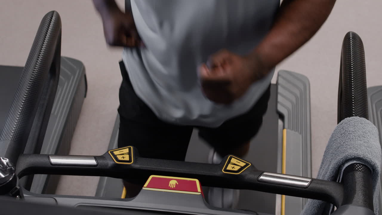 디딜 방 아에서 실행하는 남자