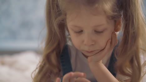 primer plano: niño jugando en el teléfono inteligente