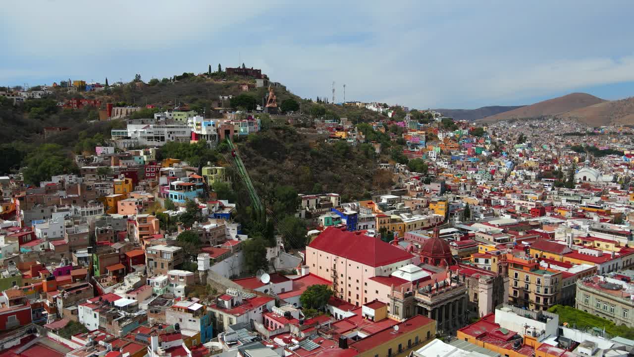 monumento de al pipila, estatua en guanajuato, méxico, drone shot 4k