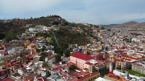 Monumento-De-Al-Pilapa,-Statue-In-Guanajuato,-Mexiko,-Drohnenaufnahme-4k