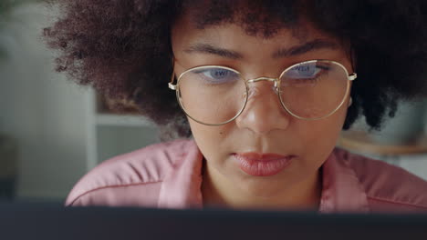 negocio de computadoras portátiles, lectura de correo electrónico
