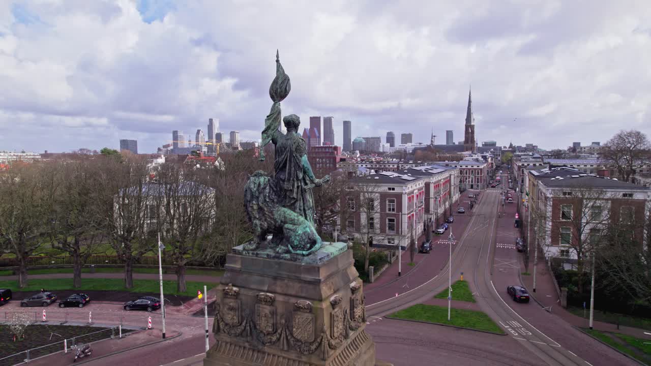 Luftfoto af Frihedsmonumentet Plein 2013 i Den Haag, Holland, med skyline og bybillede af Haag i baggrunden på en solrig og skyet dag.