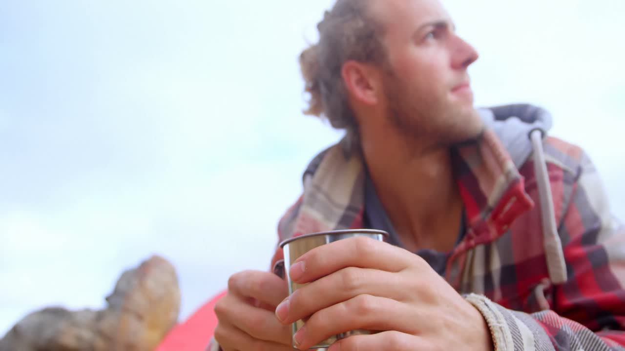 hombre bebiendo bebida caliente 4k