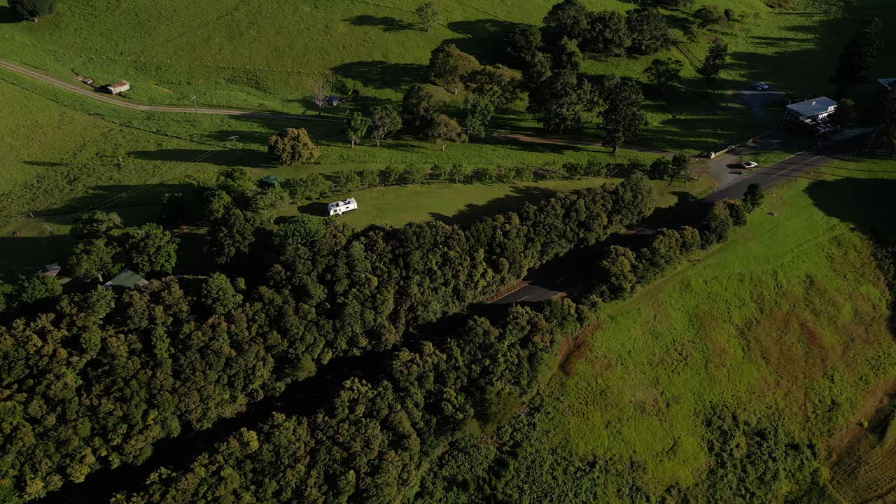 오스트레일리아  ⁇ 즈랜드 의 로신스 전망대 근처 의 골드 코스트 내륙 에 있는 누민바  ⁇ 리 와 비치몬트 의 공중 전망