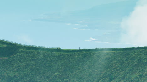 Filmische-Teleaufnahme-Von-Zwei-Joggern-Am-Rand-Der-Caldeira-Mit-Pico-Im-Hintergrund