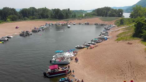 Party-cove-on-the-Mississippi-river