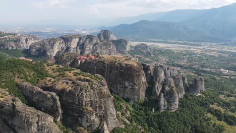 Vista-Aérea-Del-Santo-Monasterio-De-Gran-Meteorito-En-Meteora