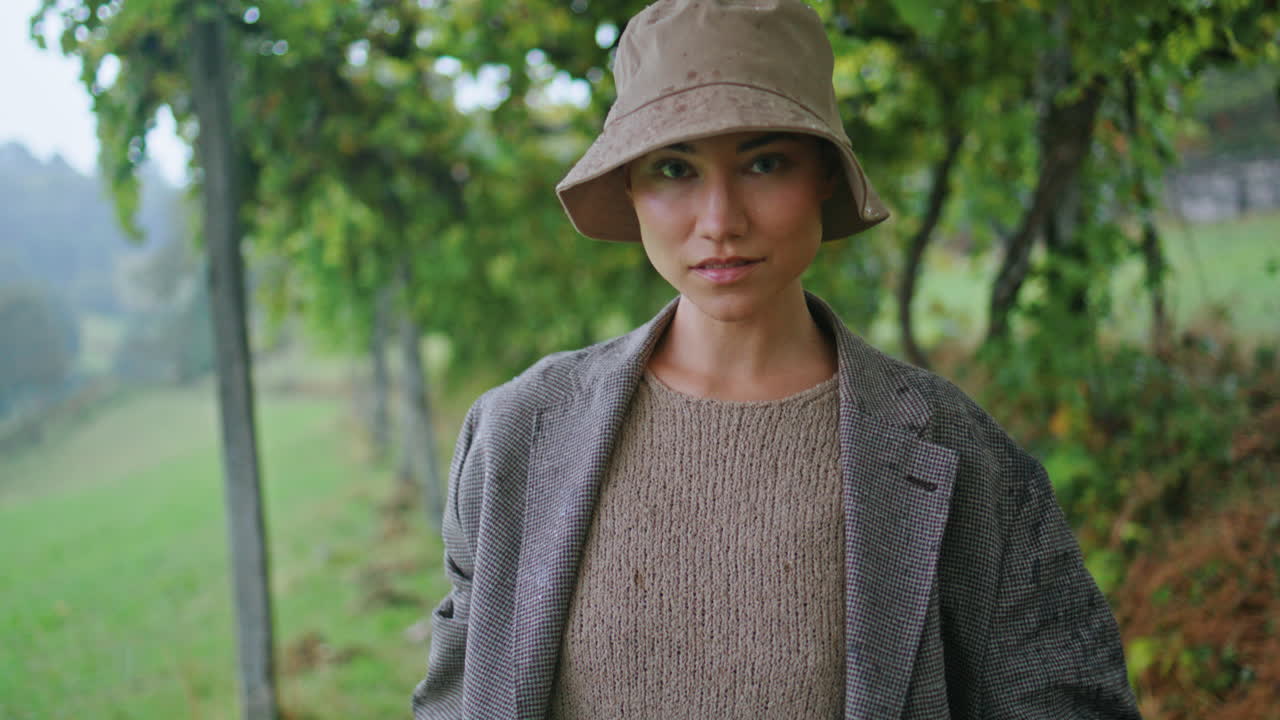mujer bailando bajo la lluvia