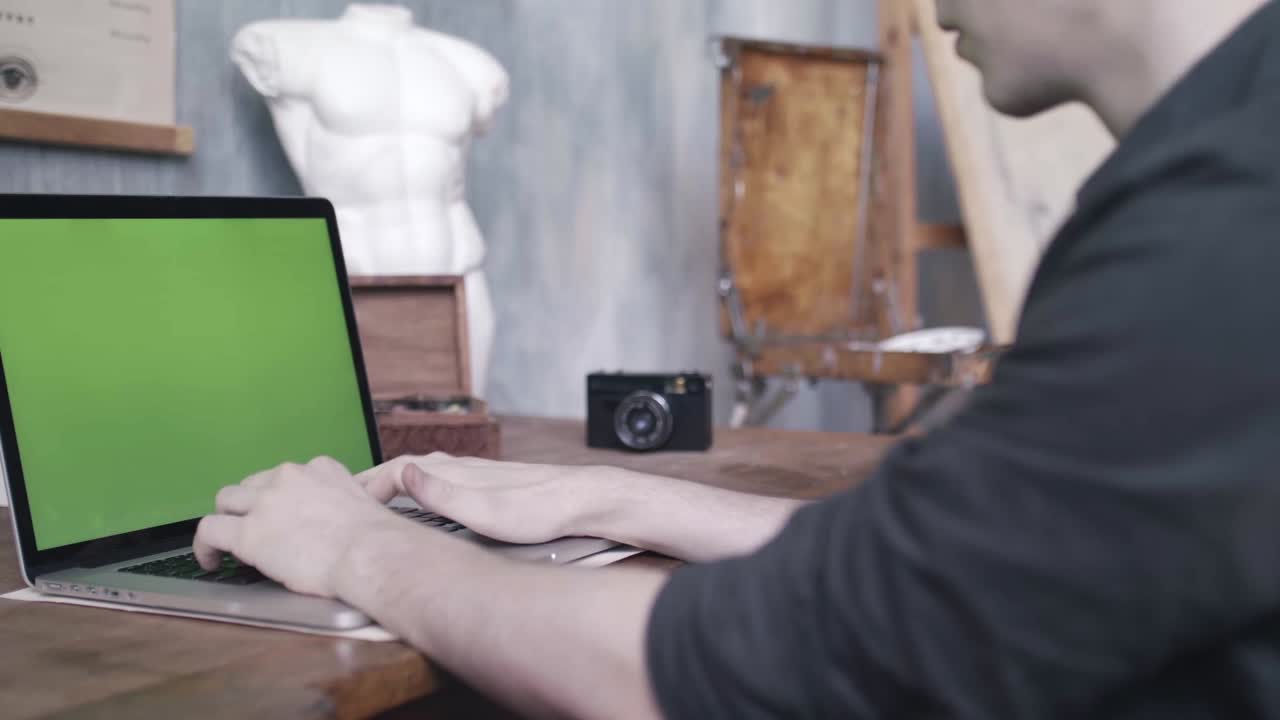 hombre trabajando en una computadora portátil en un estudio