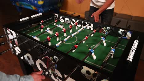 juego de futbolín en una sala de juegos