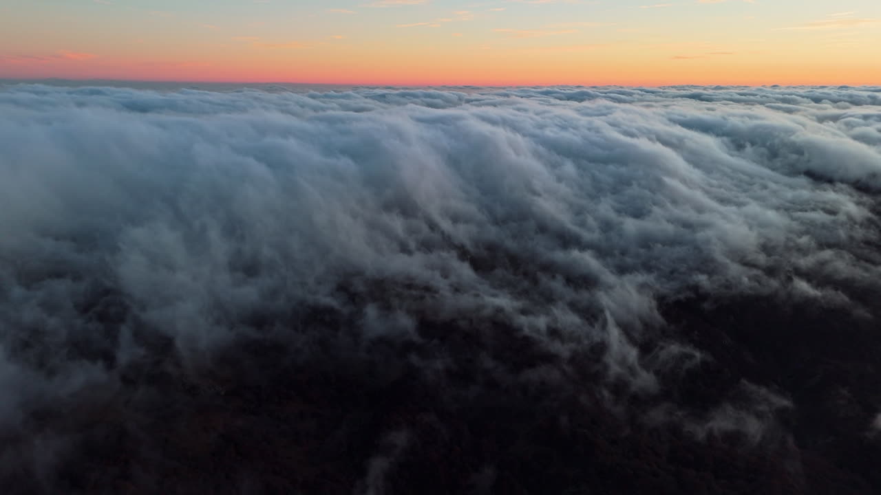 Vista maestosa del tramonto su nuvole ondeggianti, che trasmette tranquillità e calma