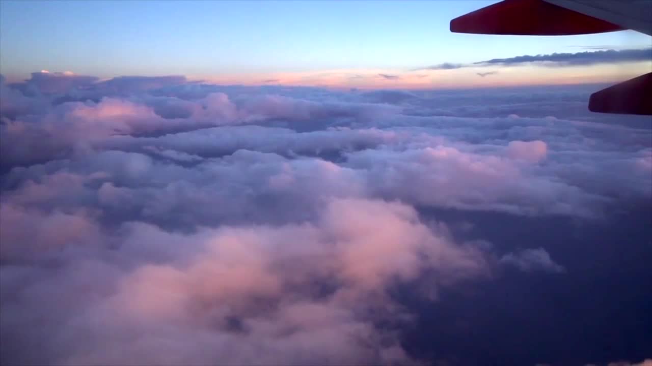 Vol en avion au-dessus des nuages.
