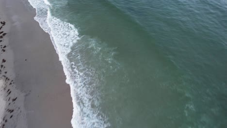 Las-Olas-Del-Mar-Chocan-En-Una-Playa-De-Nueva-Jersey