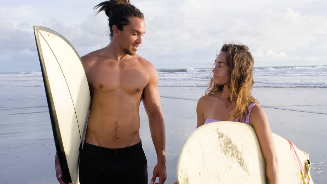 молодая пара с досками для серфинга