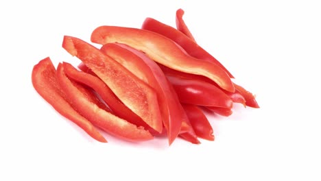 pimientos rojos en rodajas. concepto de alimentos saludables. preparación de verduras para ensalada. movimiento de bucle. vista lateral. rotación 360.