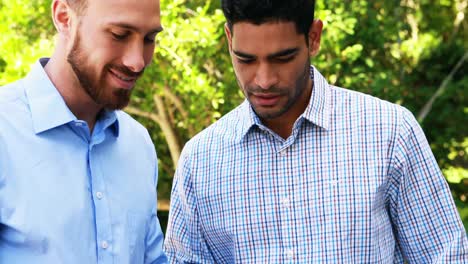 hombres de negocios discutiendo sobre una tableta digital 4k