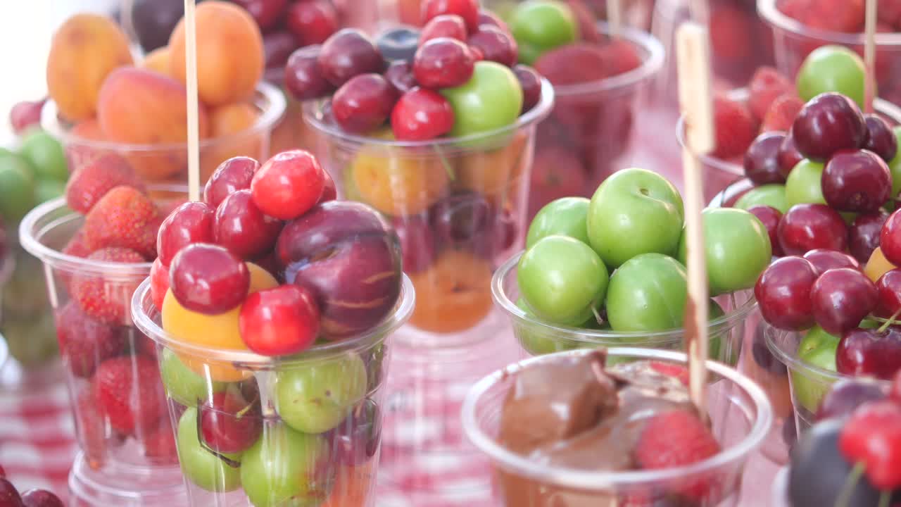 exhibición de postres de frutas mixtas